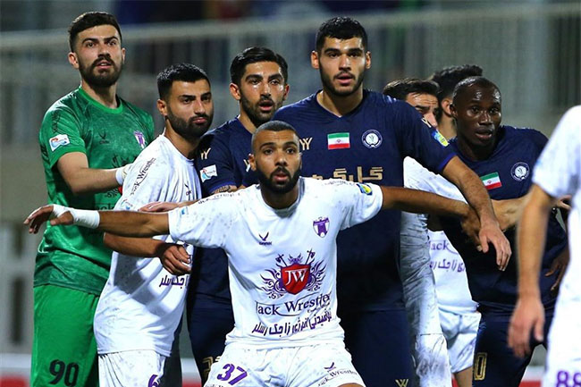 گل گهر 0 - 0 هوادار: انگیزه اکبرمنادی کار دست تارتار داد