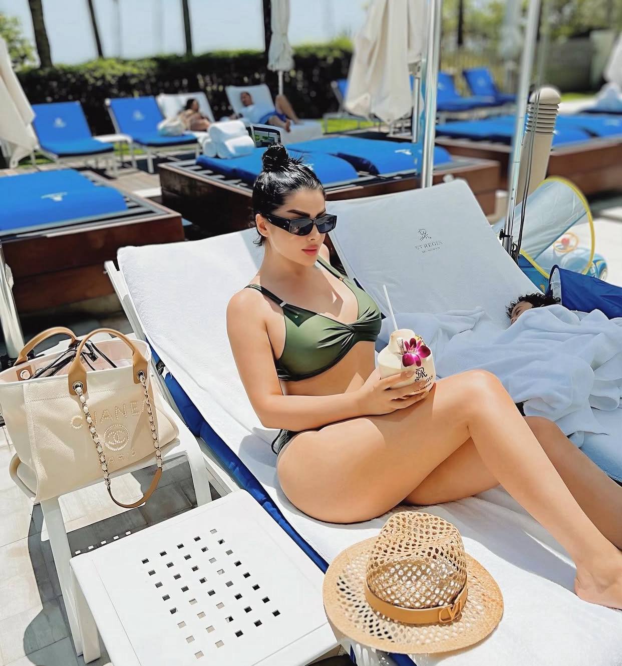 عکس دنیا جهانبخت استخر