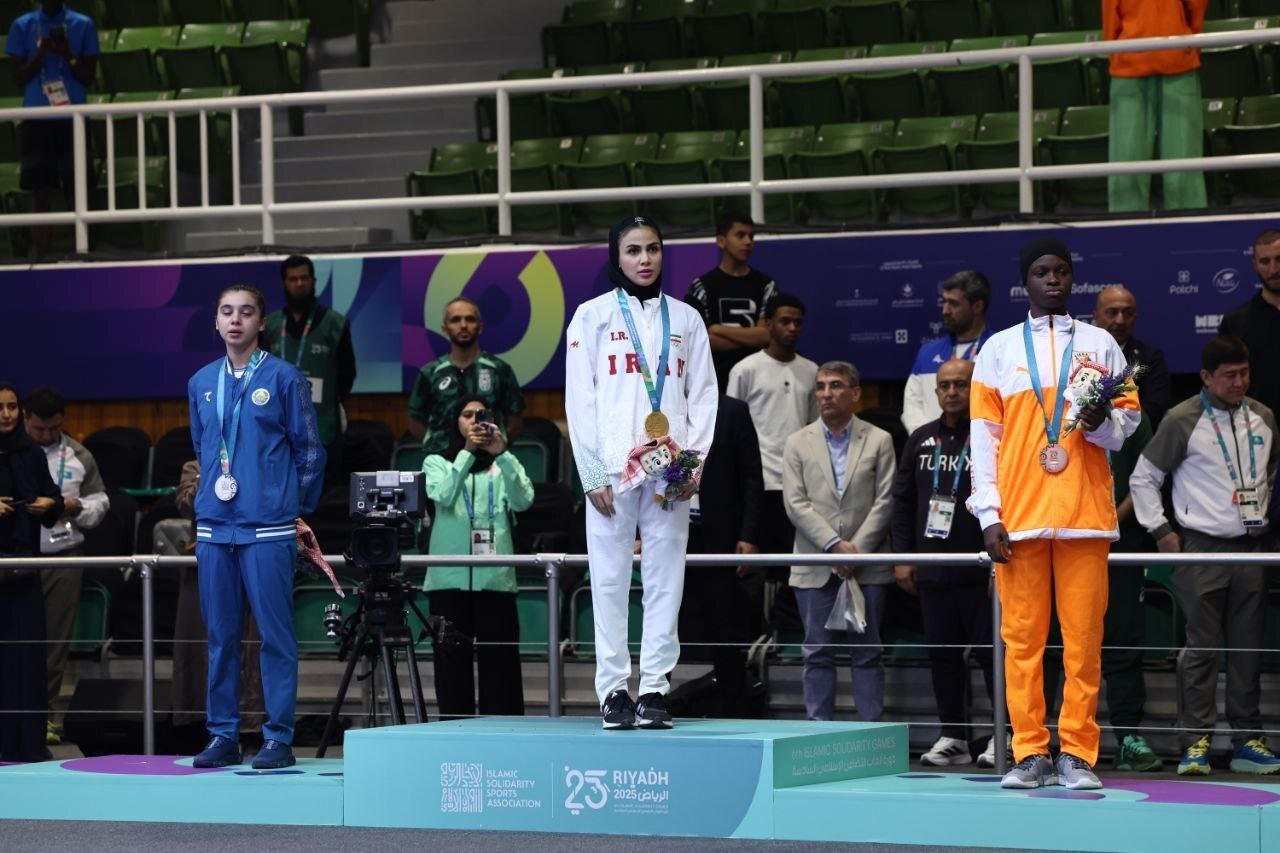 سارا بهمنیار بر سکوی قهرمانی کاراته