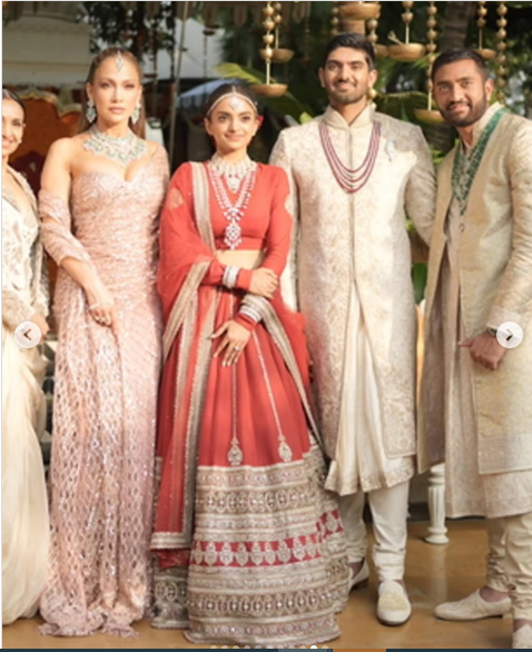 ساری صورتی جنیفر لوپز همه نگاهها را برد ساری صورتی جنیفر لوپز همه نگاهها را برد