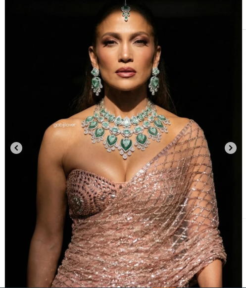 جنیفر لوپز با ساری کریستالی در هند جنیفر لوپز با ساری کریستالی در هند