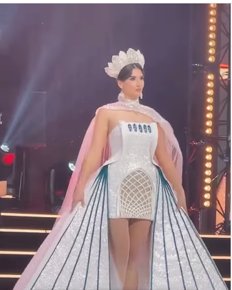  نمایش برج آزادی بر تن بانوی ایرانی در صحنه جهانی