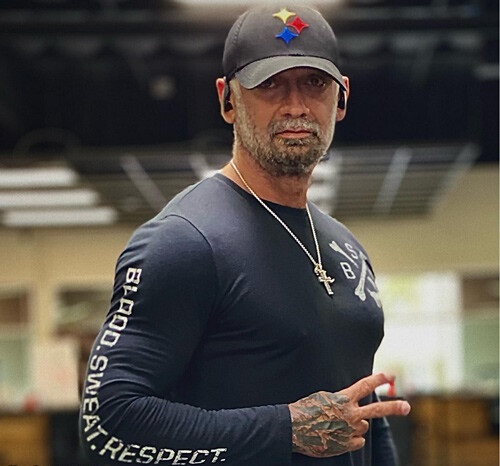  نقد و بررسی آهنگ‌های رپرها علیه کامبیز