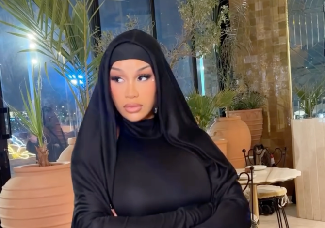 عکس با حجاب کاردی‌بی در عربستان 