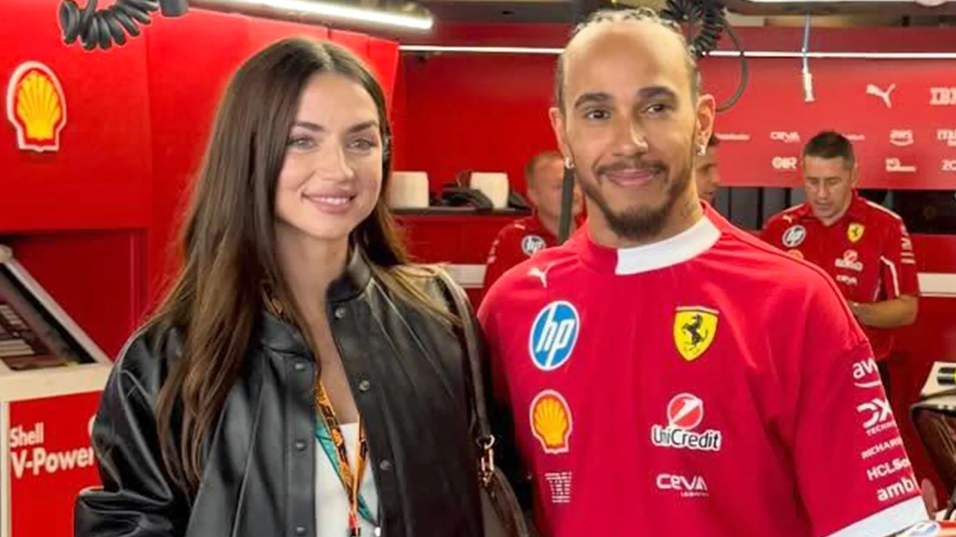 عکس آنا دِ آرماس و لوئیس همیلتون در گاراژ فراری عکس آنا دِ آرماس و لوئیس همیلتون در گاراژ فراری