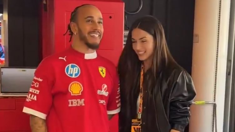 آنا د آرماس پرچم پایان مسابقه فرمول یک را بالا برد آنا د آرماس پرچم پایان مسابقه فرمول یک را بالا برد