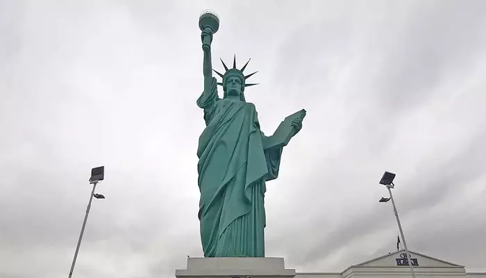 سقوط تندیس ۲۴ متری مجسمه آزادی در طوفان سقوط تندیس ۲۴ متری مجسمه آزادی در طوفان