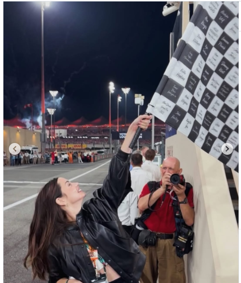 عکس آنا دِ آرماس در پیست ابوظبی با لوئیس همیلتون عکس آنا دِ آرماس در پیست ابوظبی با لوئیس همیلتون