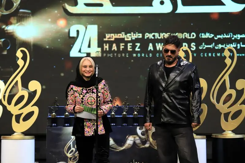 مریم کاویانی در فرش قرمز جشن حافظ ۱۴۰۴ مریم کاویانی در فرش قرمز جشن حافظ ۱۴۰۴